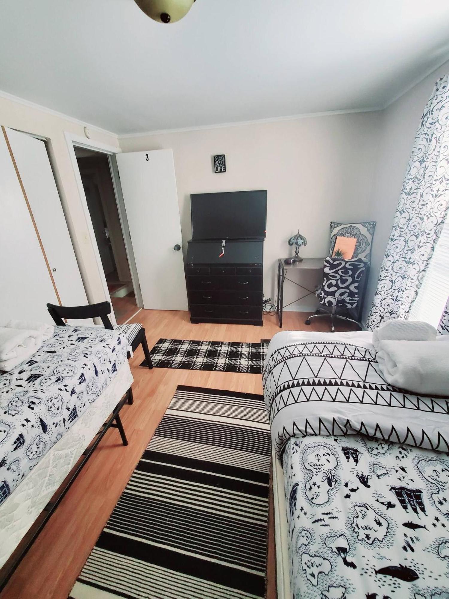 Room In Guest Room - Black-White Rm By Yale U New Haven Bagian luar foto