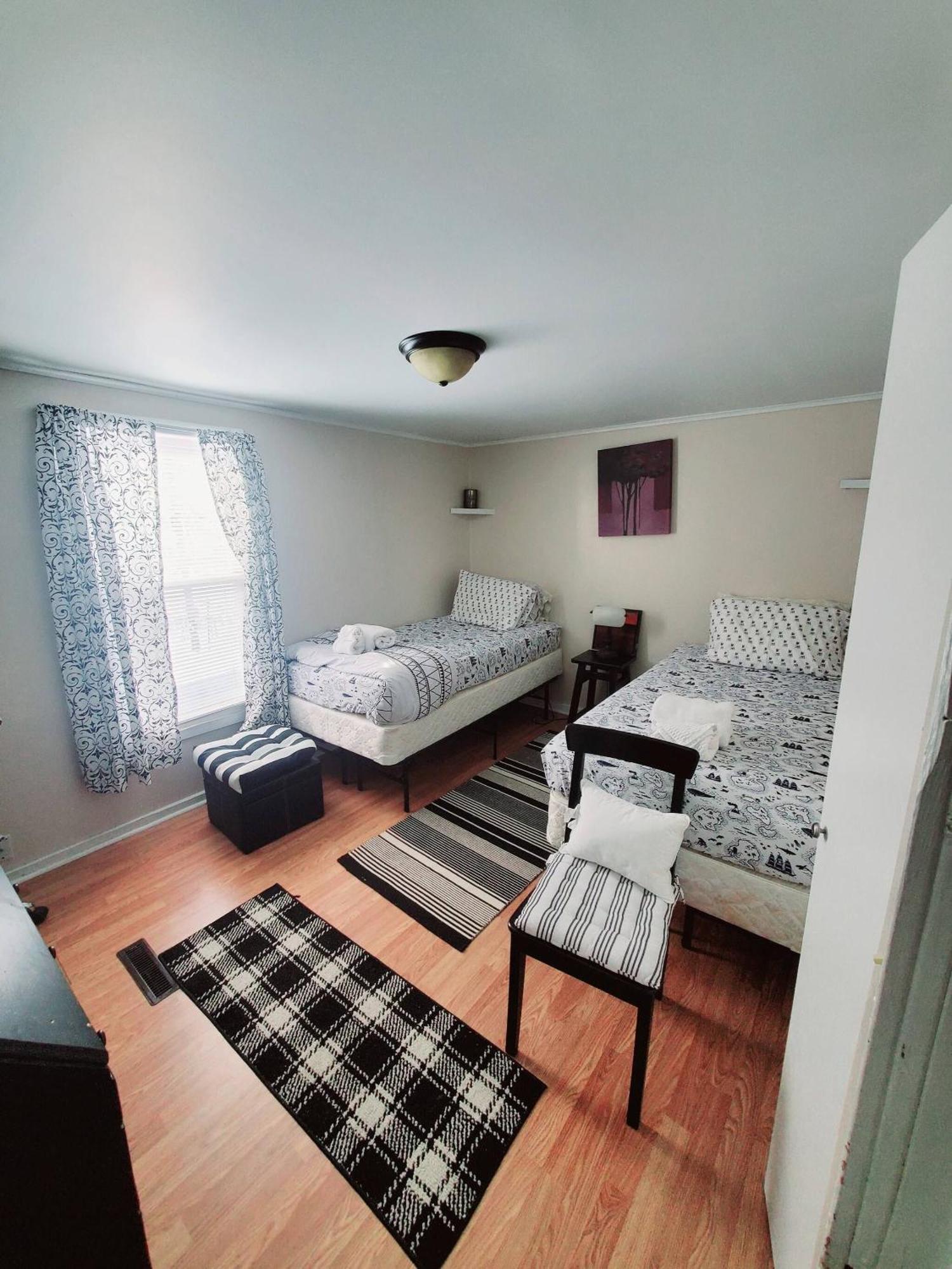 Room In Guest Room - Black-White Rm By Yale U New Haven Bagian luar foto